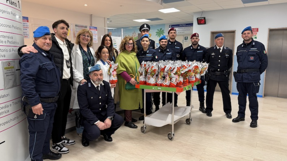 Polizia penitenziaria, donate uova di Pasqua alla Pediatria dell'Aou